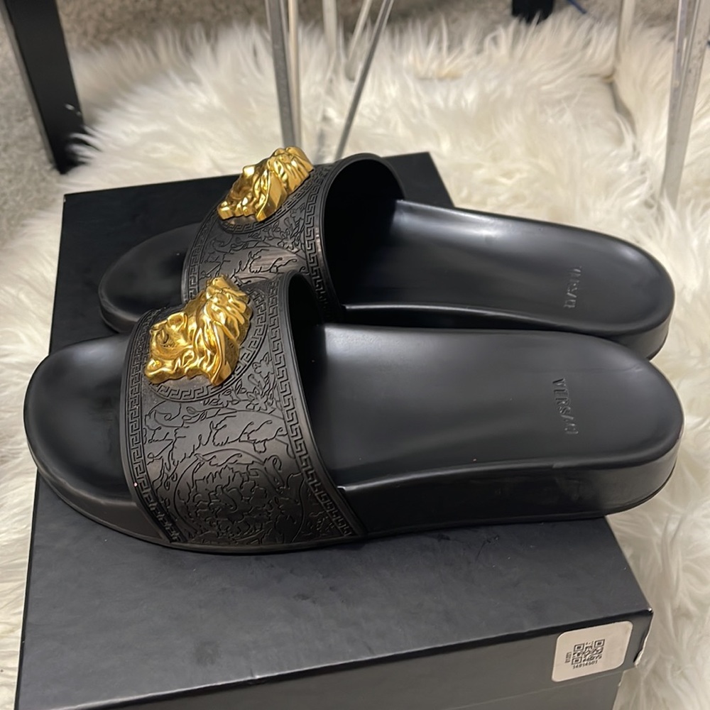 Beautiful Versace Slides - Picture 10 of 12